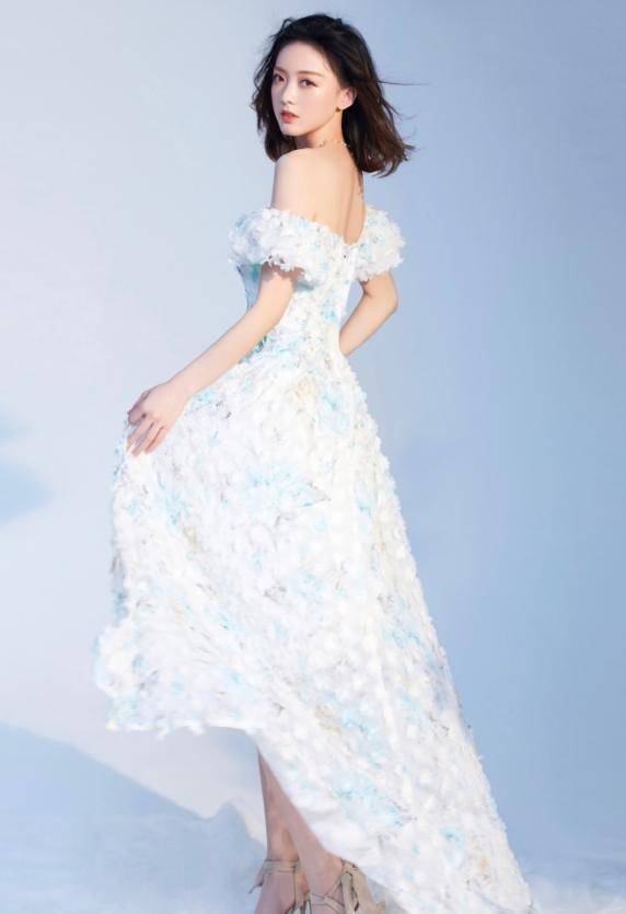 身材 灵儿长相甜美 穿搭清纯,一袭立体花朵连衣裙优雅大气,青春靓丽