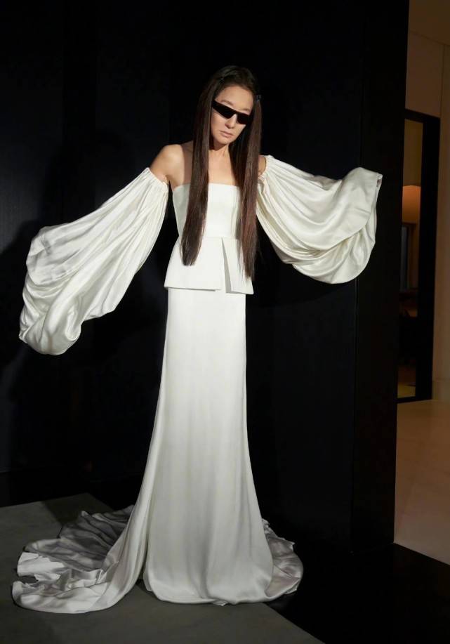 黑色 72岁王薇薇用力过猛！穿挂脖裙卖萌秀模特身材，涂裸色口红没精神