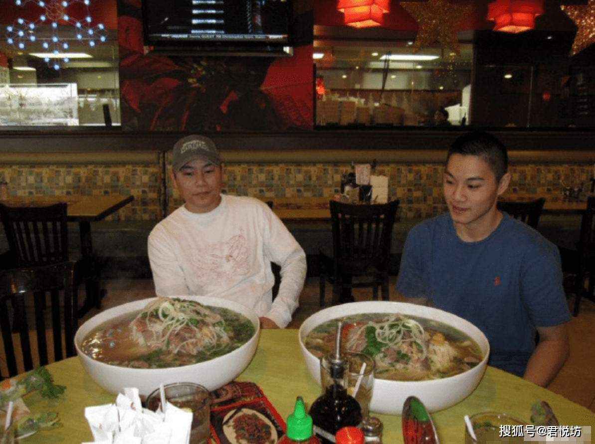 每日一笑:來飯館吃麵,店員端過來兩大碗麵,還沒吃就感覺飽了