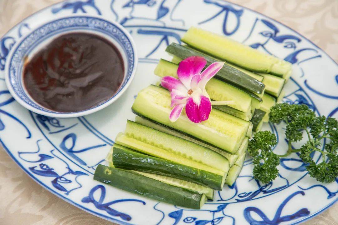 涼菜中,甜麵醬用做蘸醬,大蔥蘸醬和黃瓜蘸醬最家常.