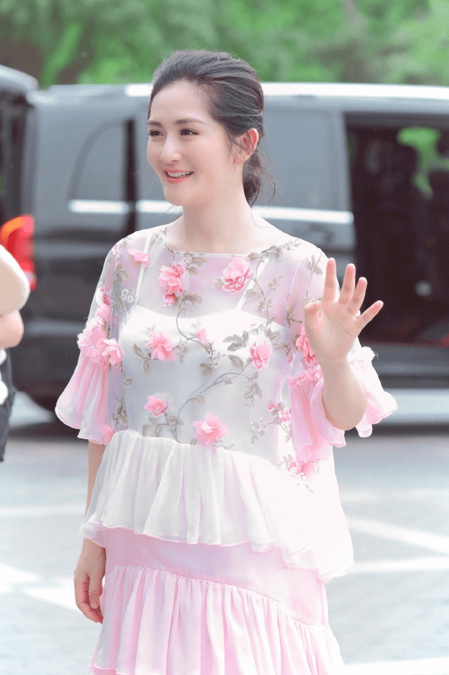 感觉 谢娜真的太爱“少女风”，穿粉色印花连衣裙清新甜美，少女感爆棚