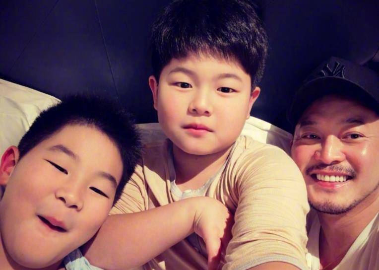 东北|安吉近照发胖明显,东北宋仲基帅气不再!粉丝吐槽:逐渐“沙”化