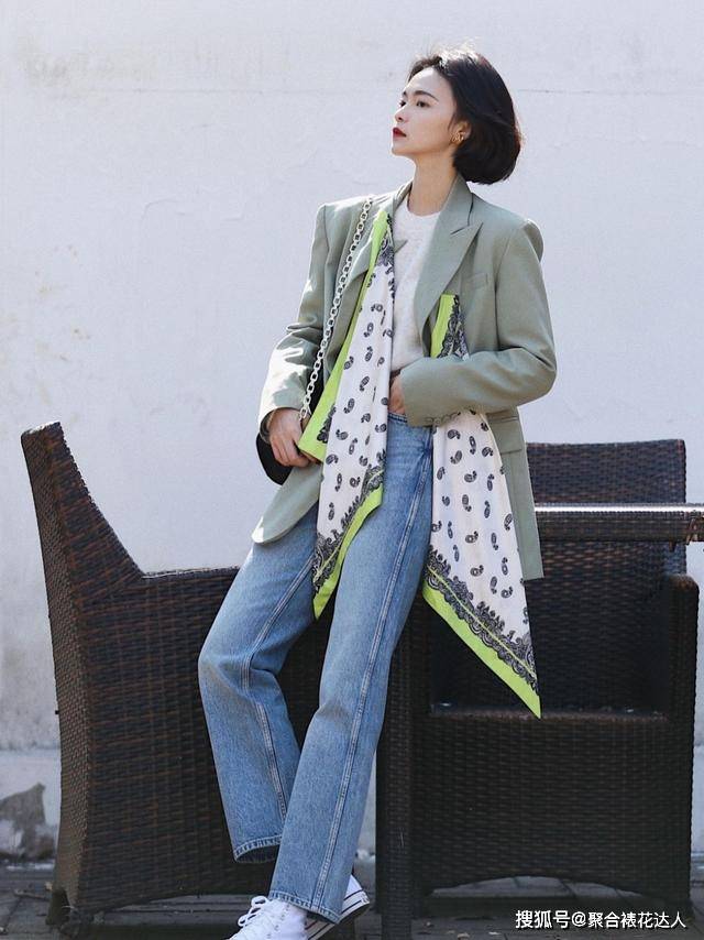 丽人 气质简约的“牛仔裤”，今冬流行这样穿，洋气显瘦，变身都市丽人