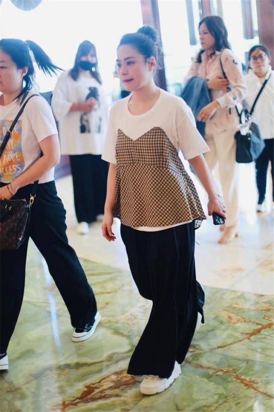 身材 阿娇单身后更美了，穿一件拼接色连衣裙，美出了新高度