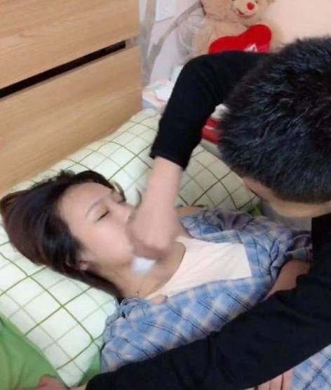 化妆品女子喝醉倒床就睡，贴心男友为她卸妆，卸妆后无法镇定了！