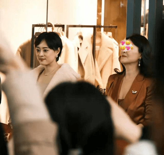 低胸装 孙俪线下站台，穿低胸装搭配突兀，生图曝光肤色暗沉脸比路人还胖