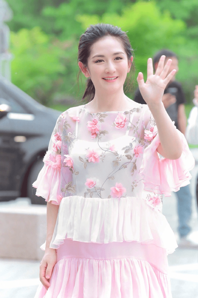 感觉 谢娜真的太爱“少女风”，穿粉色印花连衣裙清新甜美，少女感爆棚