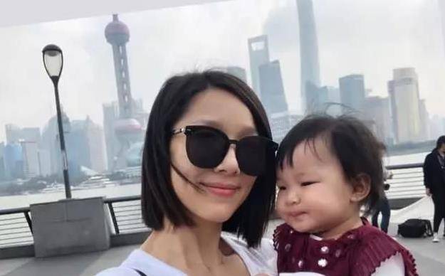 王祖蓝|36岁李亚男诞下二胎，晒出全家福大宝吸睛，网友：越来越好看