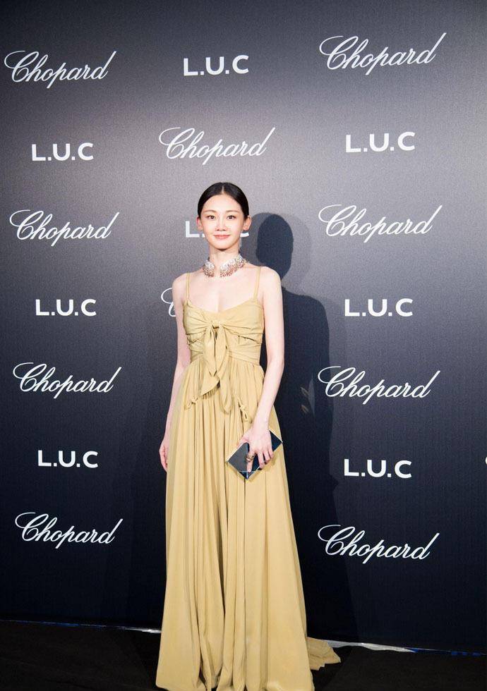 披肩 苗苗把机场当家了吧，穿拖鞋也就算了，围着披肩素颜才是真个性！