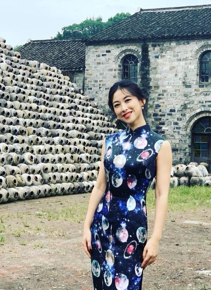 朱珠 港风美人朱珠天生好气质,吊带内搭高领衫身材姣好