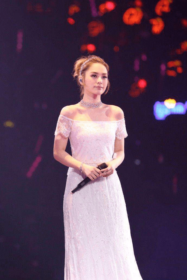 身材 阿娇单身后更美了，穿一件拼接色连衣裙，美出了新高度