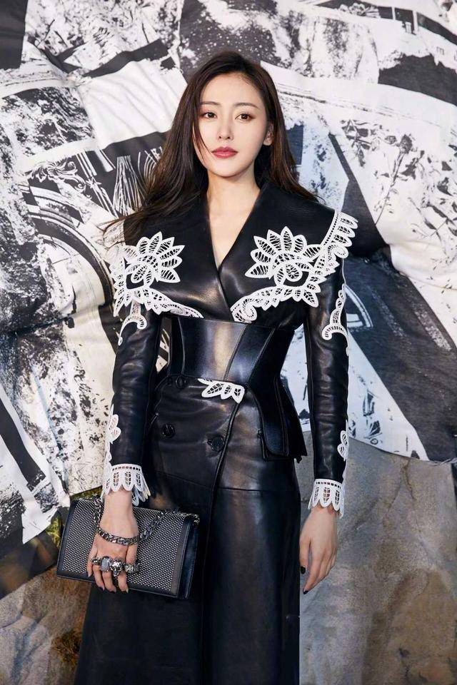 黑色 张天爱真是美到骨子里了!身穿皮质连衣裙性感霸气,气场全开