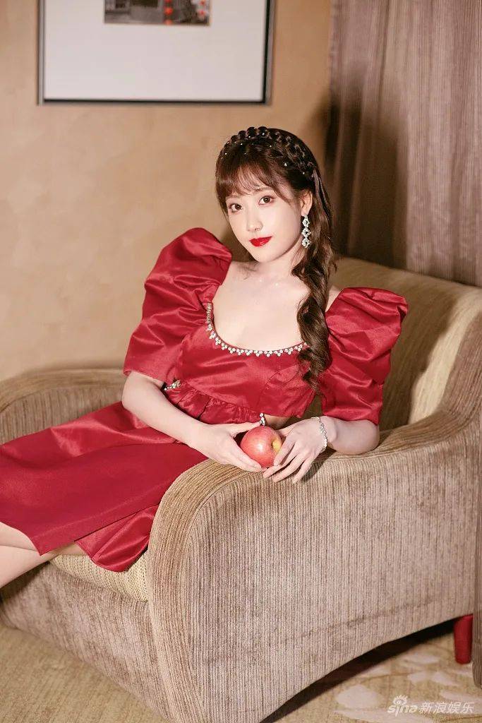 李艺彤红色泡泡袖长裙很靓丽雪肤玉貌大长腿太惊艳