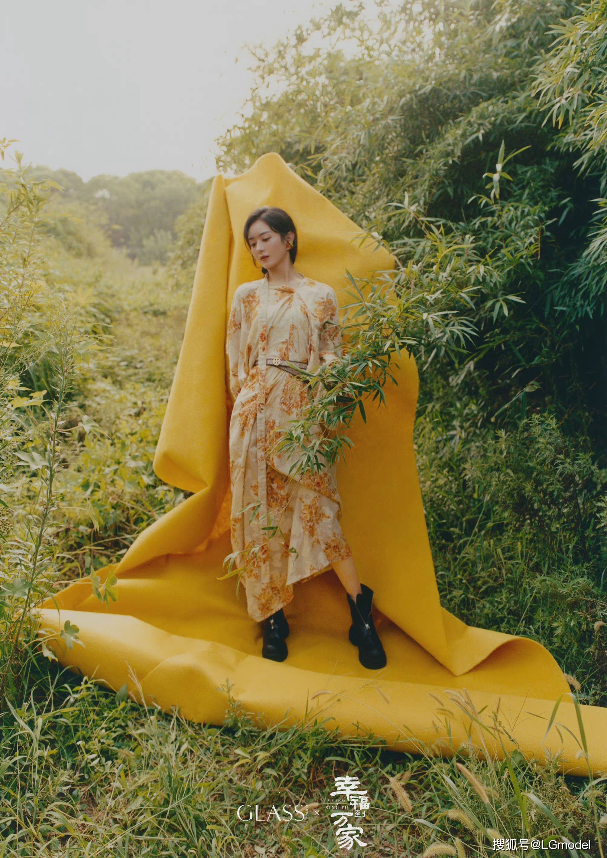 赵丽颖暖冬慵懒照片!一身黑装温婉灵动,黑靴搭印花长裙复古优雅