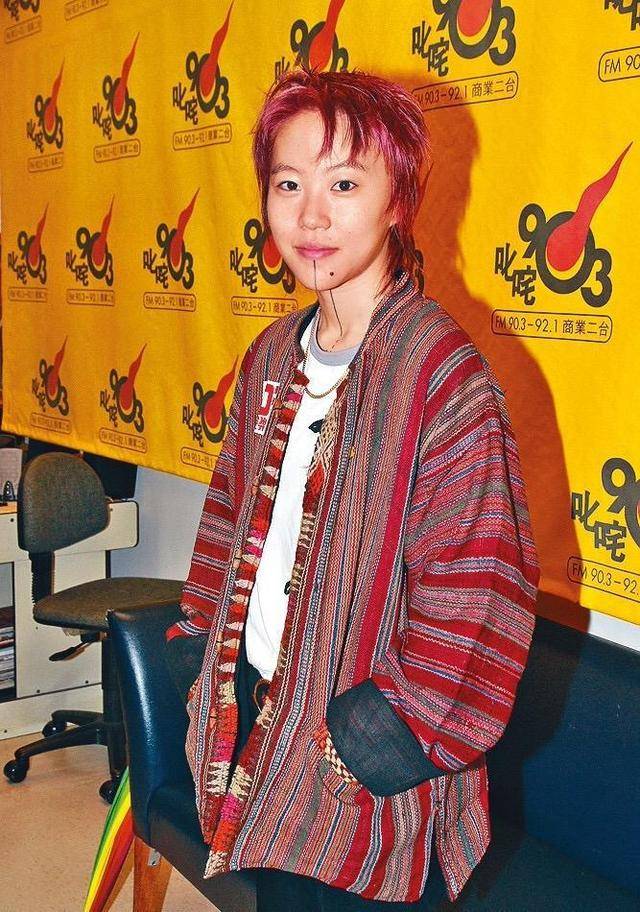 颜色 窦靖童打扮真不一样！白T恤配条纹外套慵懒随性，一般人驾驭不了