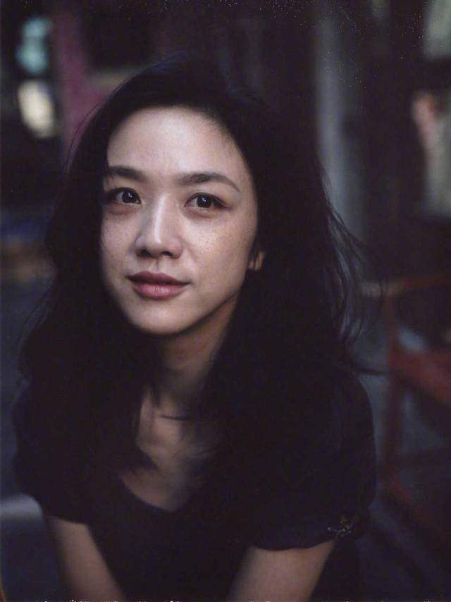 汤唯 汤唯高颜值任性，基础款T恤搭配牛仔裤高级精致迷人，超好看