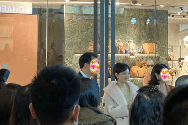 低胸装 孙俪线下站台，穿低胸装搭配突兀，生图曝光肤色暗沉脸比路人还胖