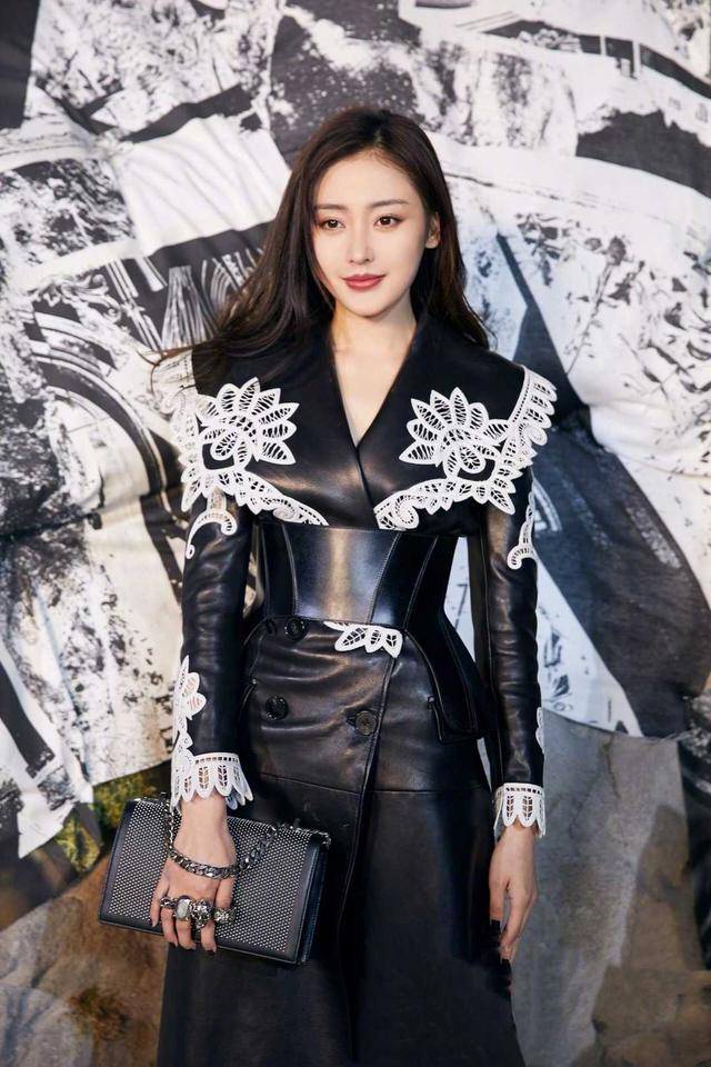 黑色 张天爱真是美到骨子里了!身穿皮质连衣裙性感霸气,气场全开