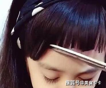 刘菲宝妈给闺女剪刘海，宝宝睁眼后，网友：一双眼睛拯救一个失败发型