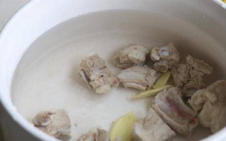 时节|春夏时节来碗汤，滋补玉米与排骨相互碰撞，别有一番风味