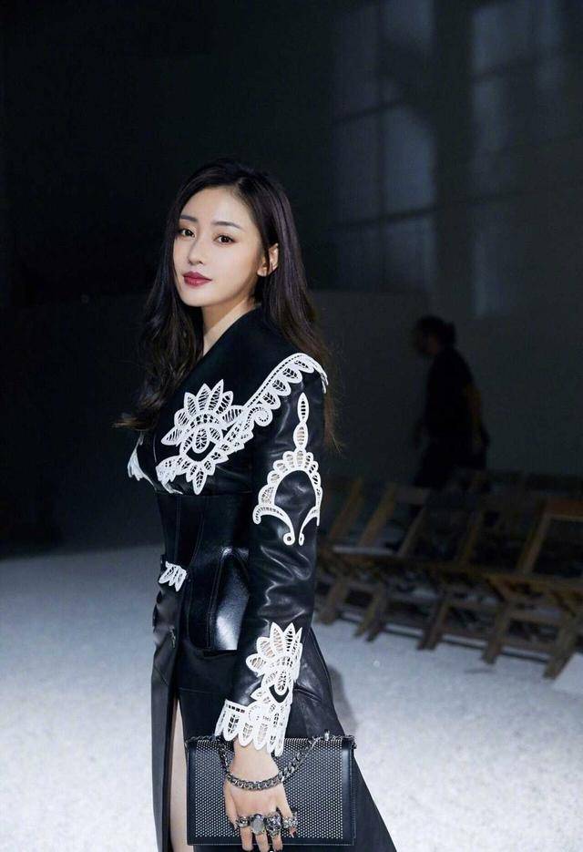 黑色 张天爱真是美到骨子里了!身穿皮质连衣裙性感霸气,气场全开