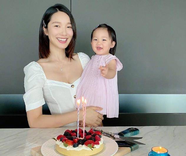 王祖蓝|36岁李亚男诞下二胎，晒出全家福大宝吸睛，网友：越来越好看