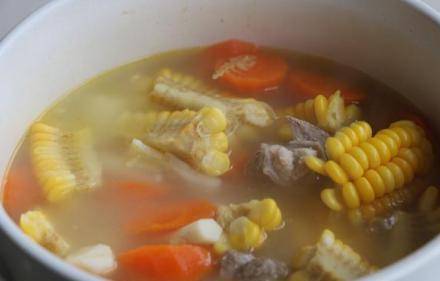 时节|春夏时节来碗汤，滋补玉米与排骨相互碰撞，别有一番风味
