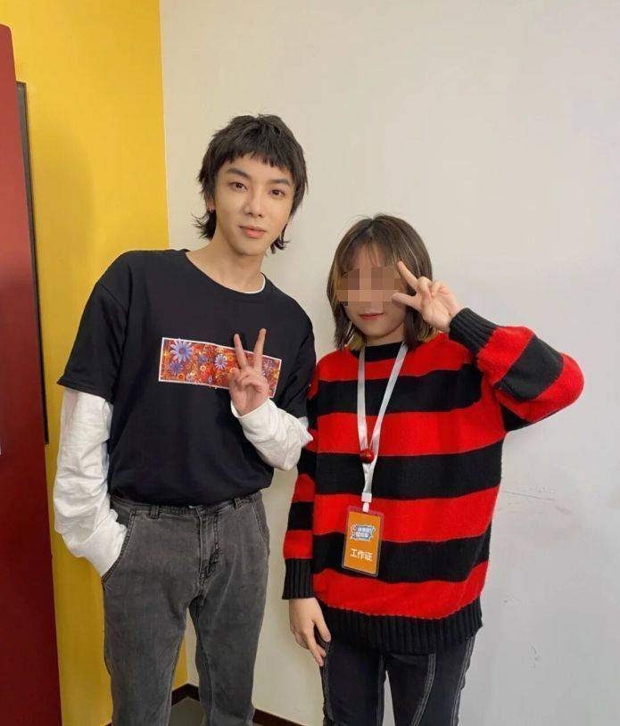 下巴|粉丝晒与华晨宇合照？本人被赞温柔可爱，网友调侃：像韩国人