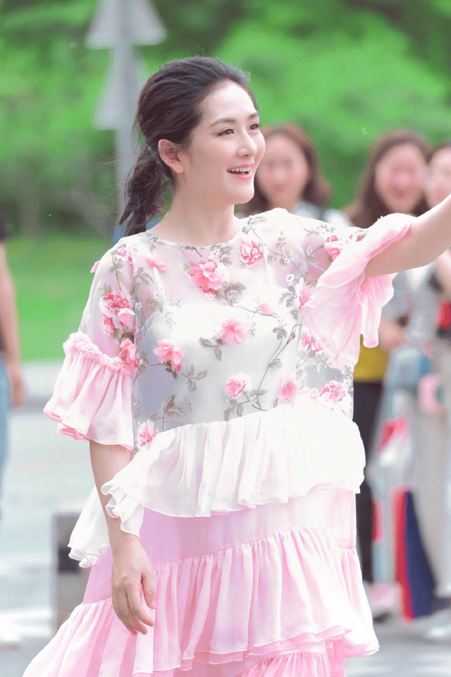 感觉 谢娜真的太爱“少女风”，穿粉色印花连衣裙清新甜美，少女感爆棚