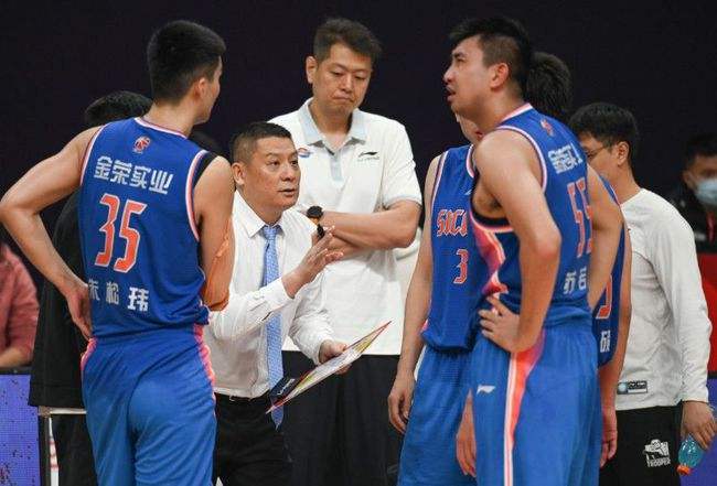 断崖|CBA第4位下课的主教练？3胜10负战绩断崖式下滑，周老板很不高兴