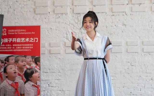 黑色 陈妍希陈晓同框！陈妍希一袭印花抹胸裙优雅性感，笑容灿烂惹人羡
