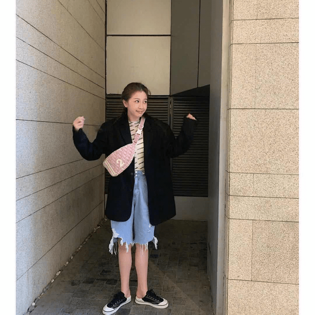 气息 虞书欣气质开挂,一件白色衬衫搭配牛仔裤穿出独特时尚感,美腻了
