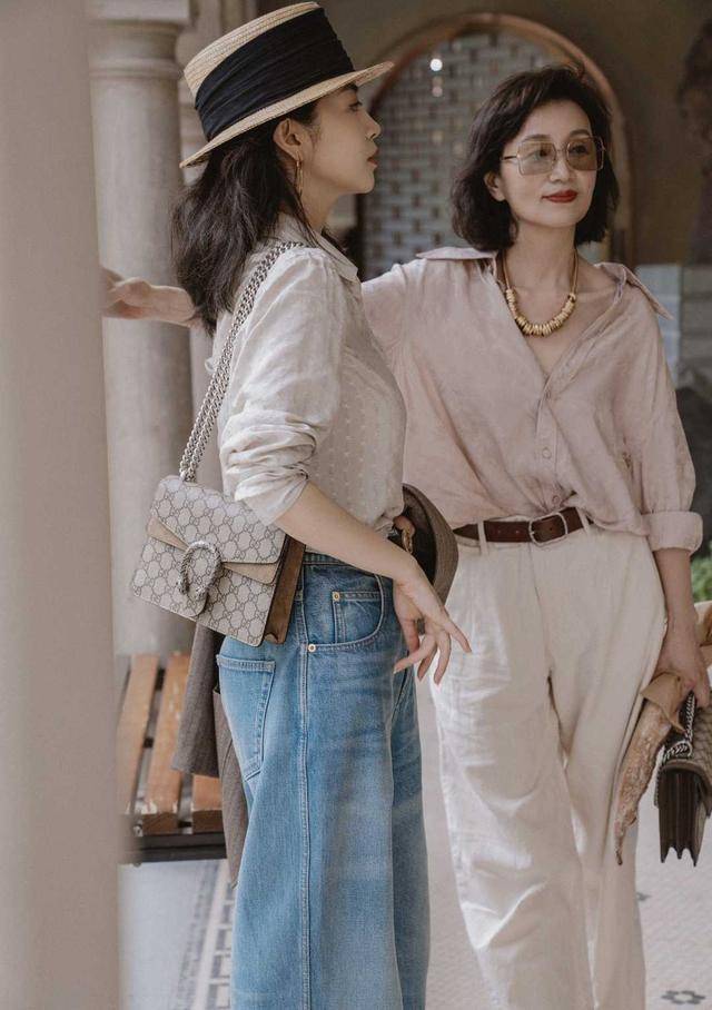 三木 三木和母亲穿衣“全网最好看”，衬衫搭配牛仔裤，母女秒变姐妹花