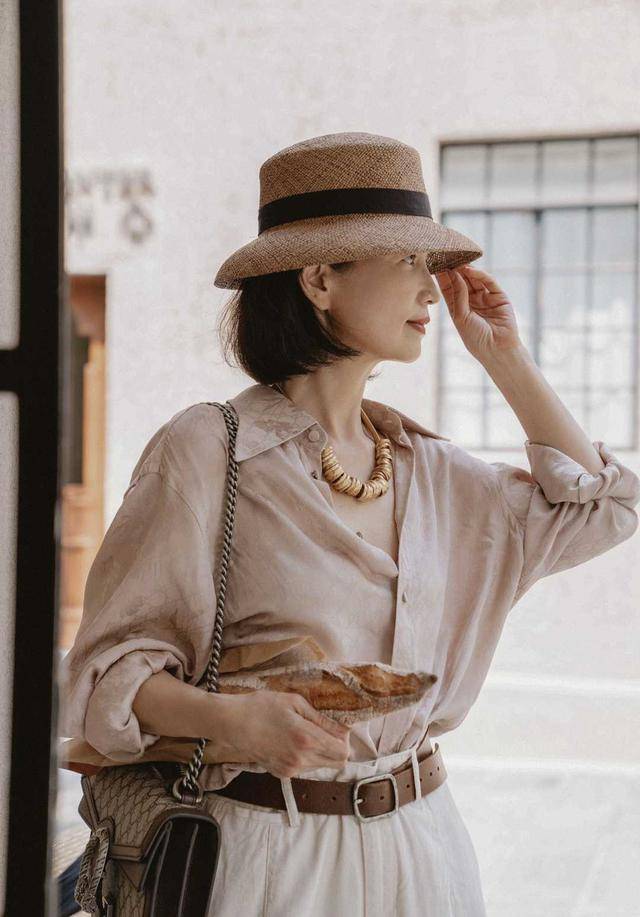 三木 三木和母亲穿衣“全网最好看”，衬衫搭配牛仔裤，母女秒变姐妹花