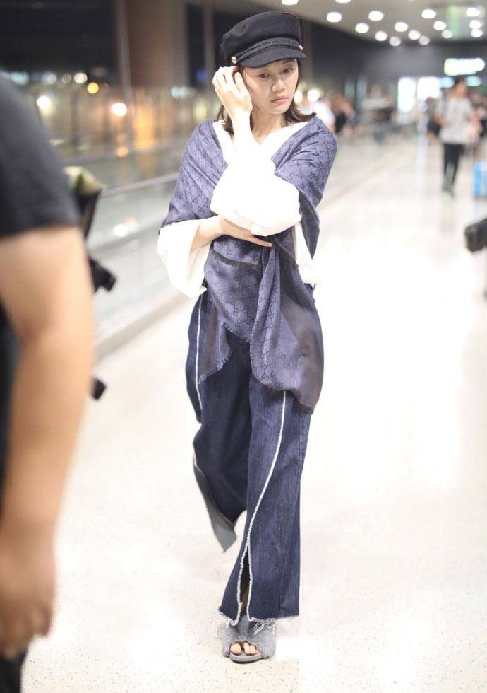 披肩 苗苗把机场当家了吧，穿拖鞋也就算了，围着披肩素颜才是真个性！