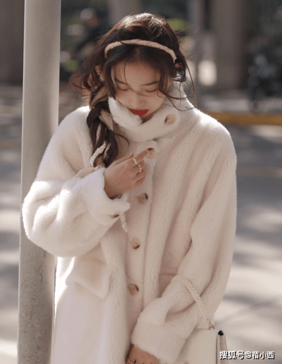魅力 穿衣有品味的女人,都会选择毛茸茸的外套,这么打扮太高级了!