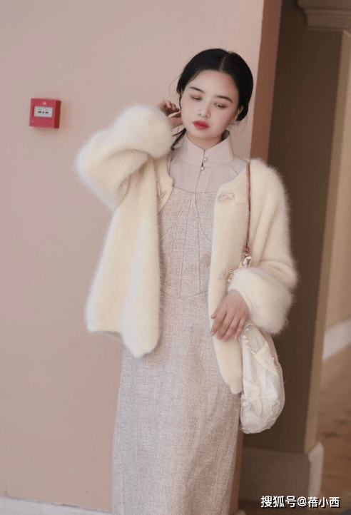 魅力 穿衣有品味的女人，都会选择毛茸茸的外套，这么打扮太高级了！