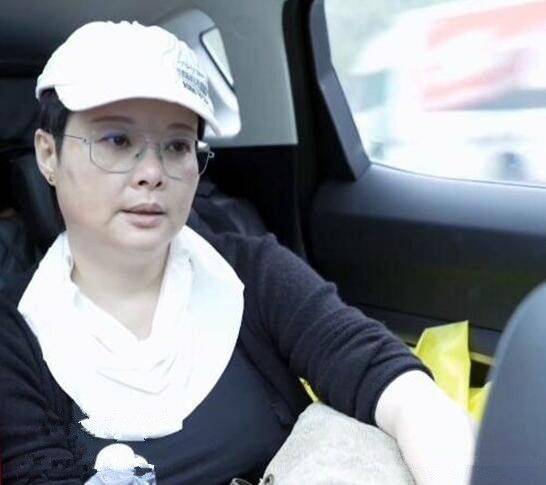 样子袁立素颜苍白胖的自然，没有刻意减肥瘦身，很真实一点不装！