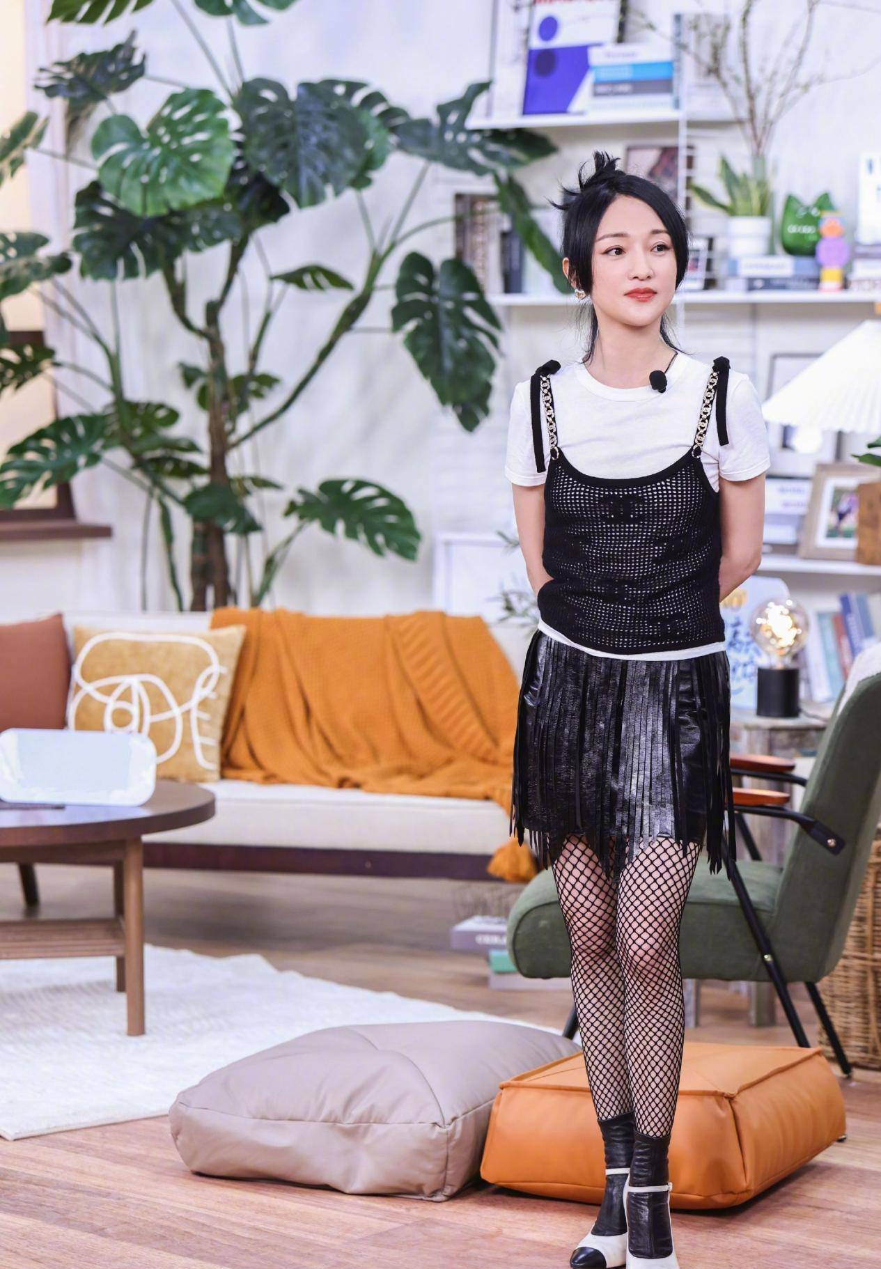 网格 周迅回归综艺学聪明，穿链条背心配网格袜，这身材造型真是没得挑