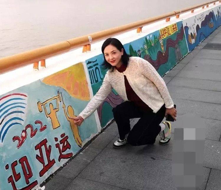 感觉55岁陶慧敏气质温婉，叠穿针织衫和毛衣，典型的老人打扮！