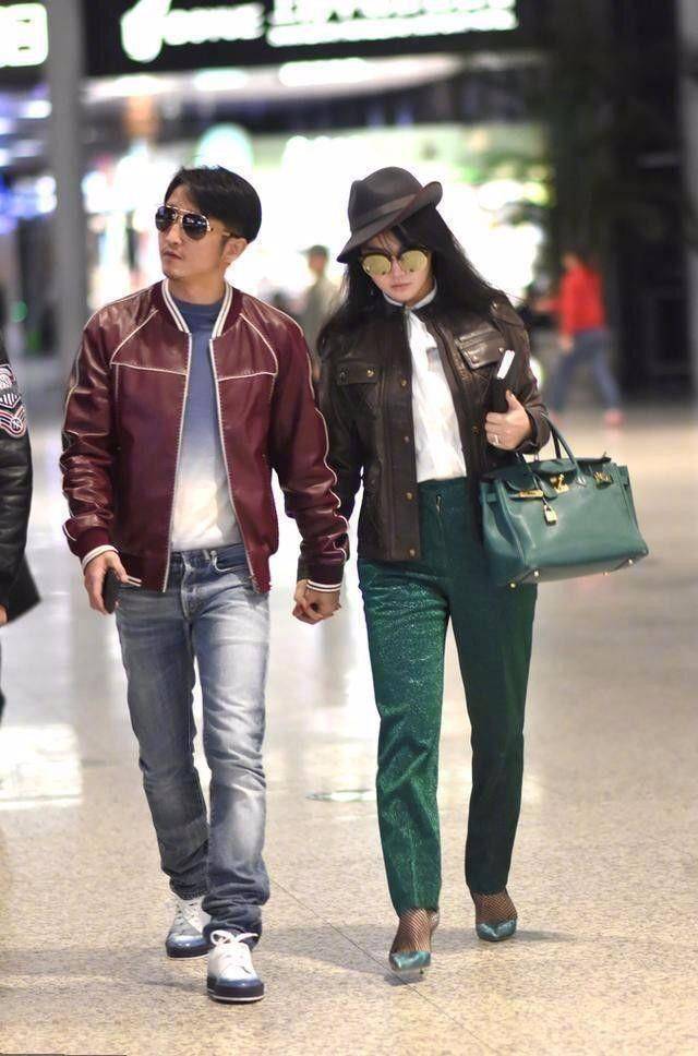 颜色冉莹颖在后台合影，穿开叉裙刻意秀腿，但腿短脸又松弛不自然！