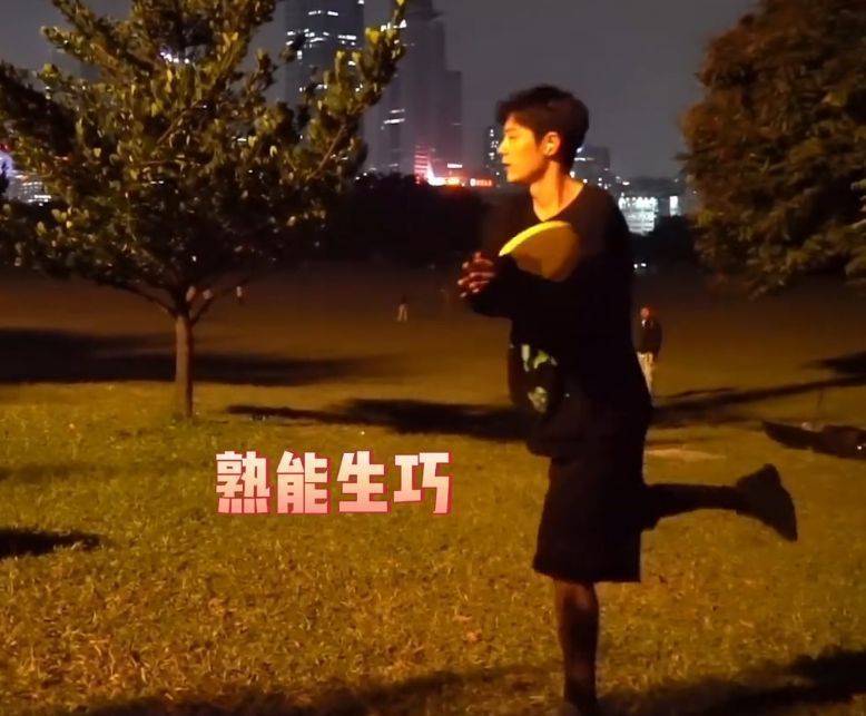 肖战夜游深圳?黄昏放风筝回忆童年,公园奔跑宛如阳光少年