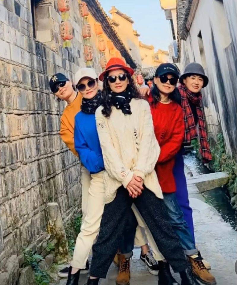 进行 老阿姨的出游照都被这4个“误区”耽误了，舍弃长丝巾是关键