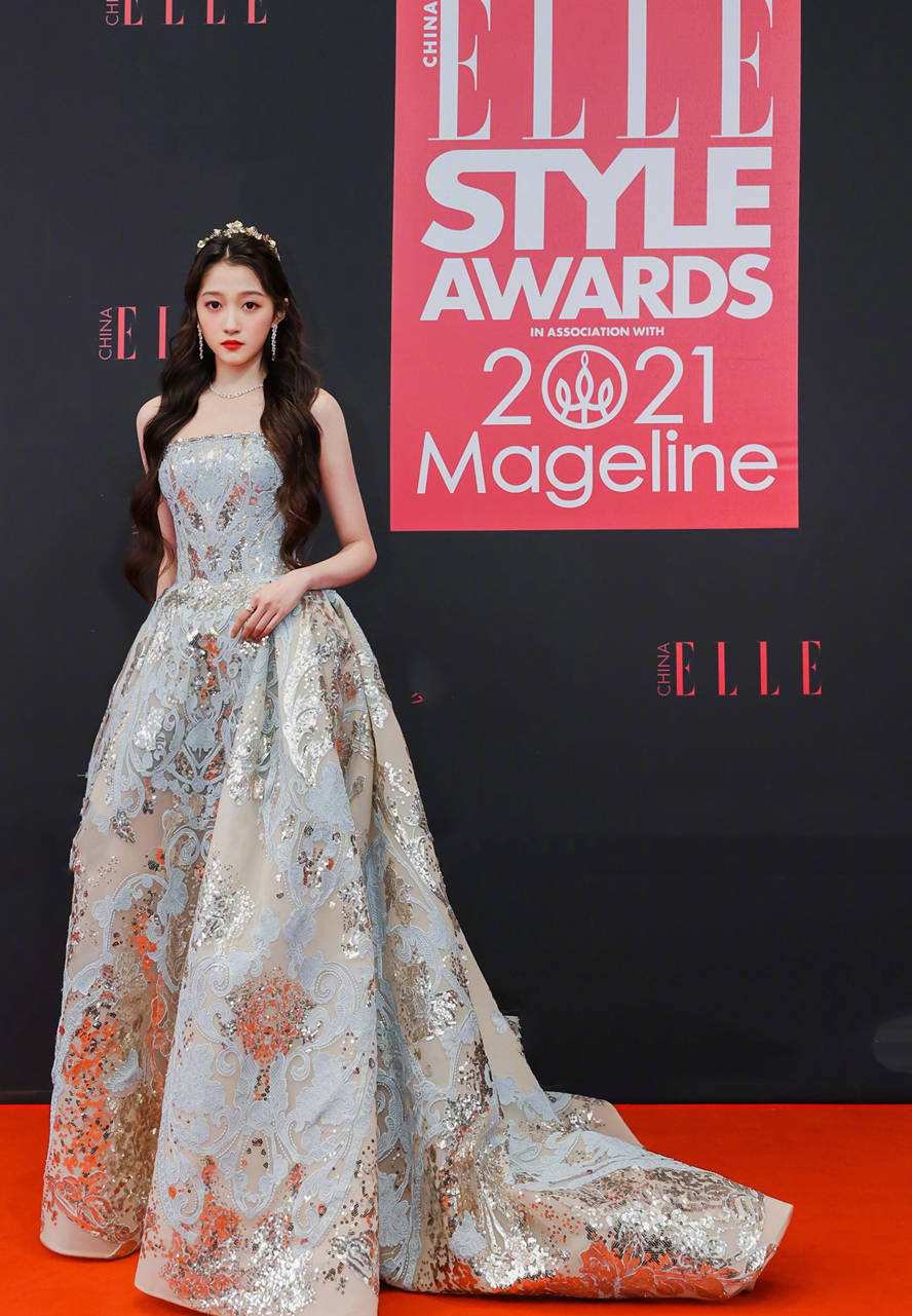 时装 75位明星的ELLE时装造型,王源、热巴,关晓彤,身心造型惹人爱