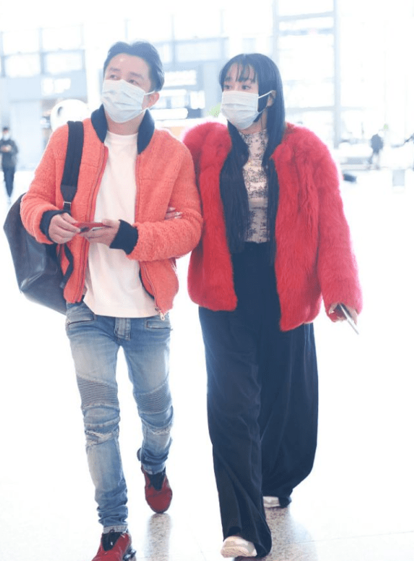 冉莹颖 冉莹颖机场穿衣也“抓马”！红皮草配紧身打底，看似浮夸却很时髦
