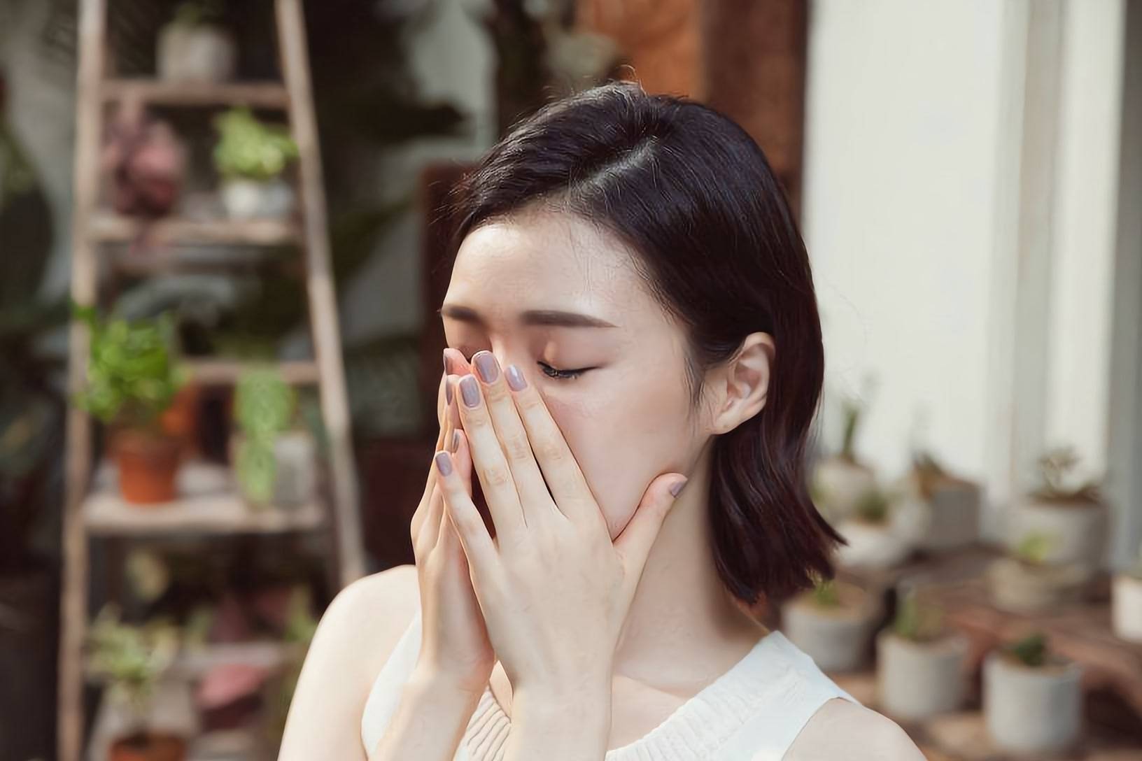 美容女明星们都在“以油补水”，金晨张嘉倪爱不释手，还你清透少女肌