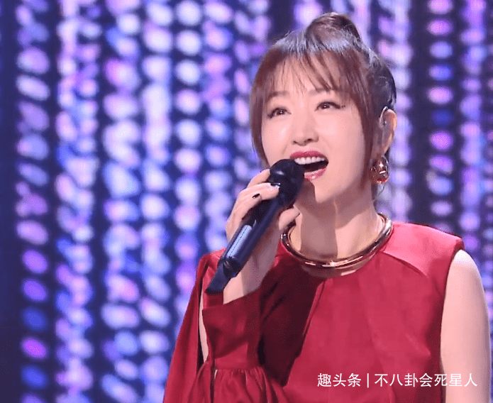 连那英|芒果小年夜造型：沈梦辰露背，宋茜吊带月光裙，李菲儿像披花床单