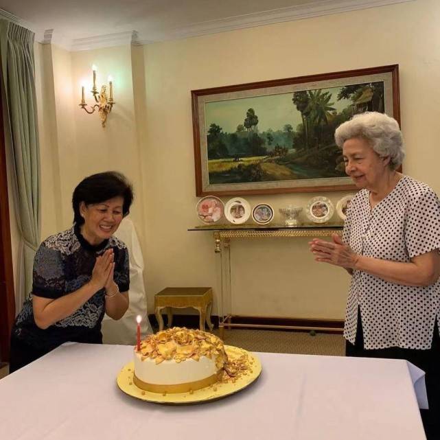 肩头 柬埔寨太后的新照养眼！蕾丝披肩暴露少女心，比95岁英女王更优雅