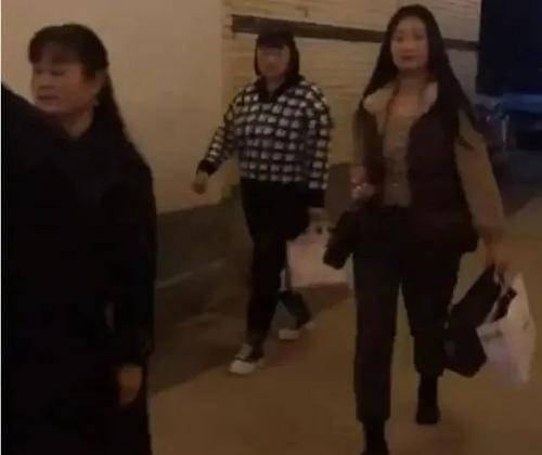 朱之文 朱之文女儿认真打扮并不丑，千格鸟上衣配小黑裤，同框弟媳显高挑