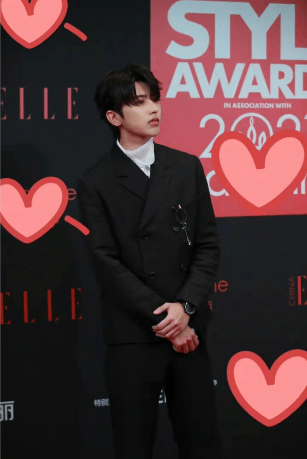 黑色 蔡徐坤的颜值真禁得住生图摧残，不修图侧颜都好看，穿西装太有范